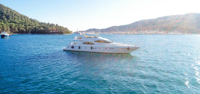 Viva Lola Yacht charter luxury yacht